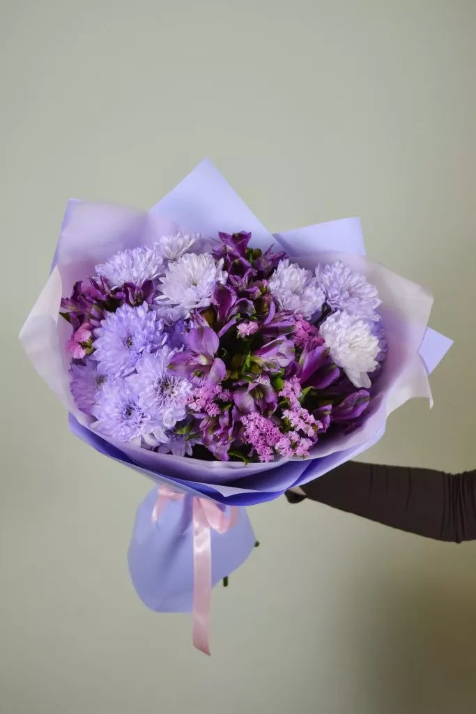 Букет со статицей, кустовыми хризантемами и альстромериями