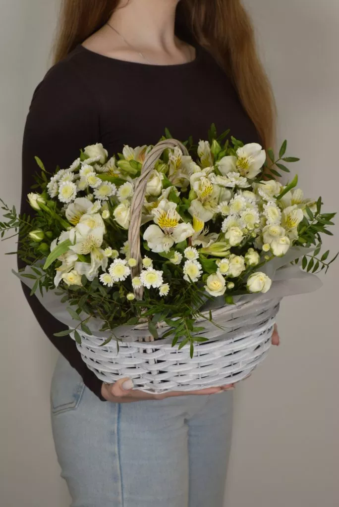 корзина с белыми цветами